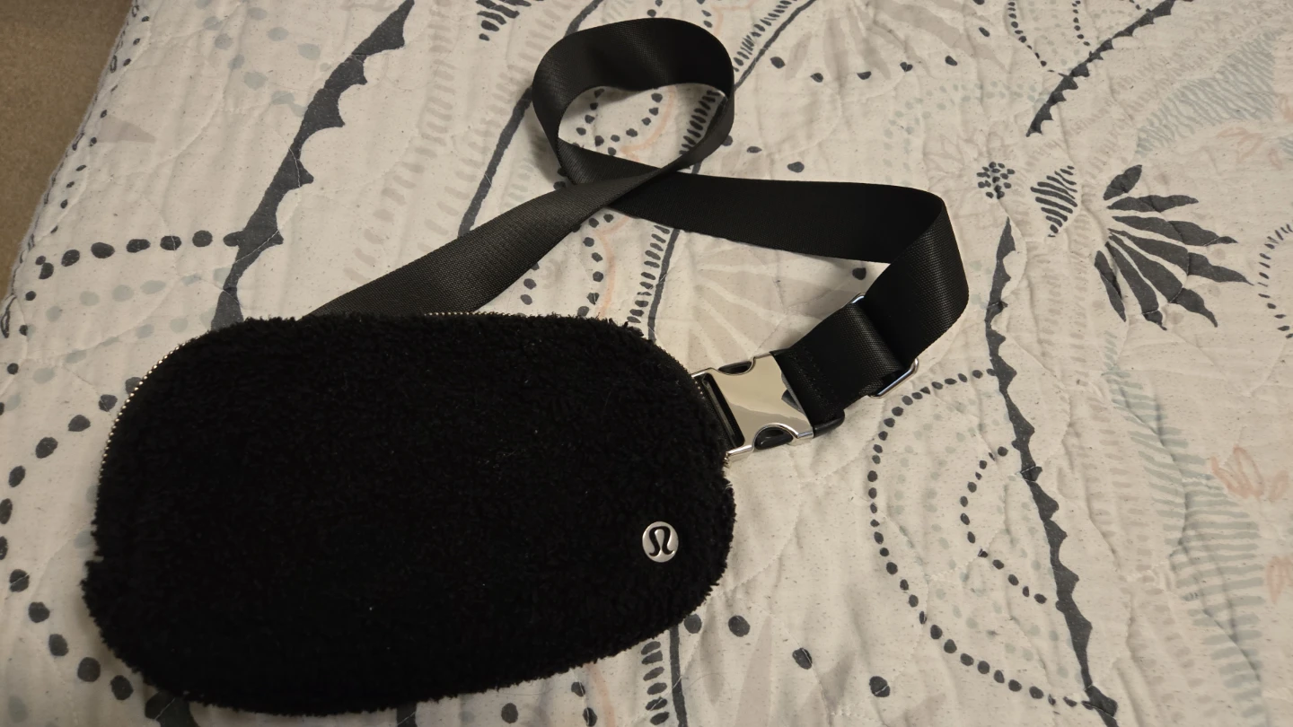 Lululemon Everywhere Belt Bag Fleece - Black