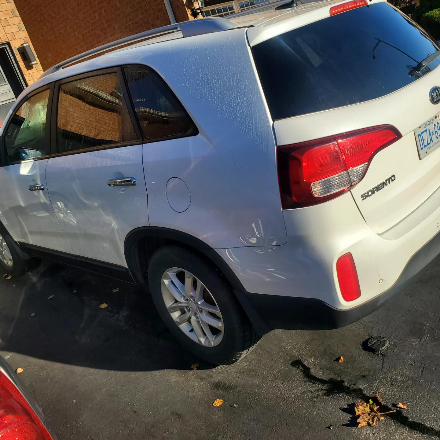 White Kia Sorento SUV