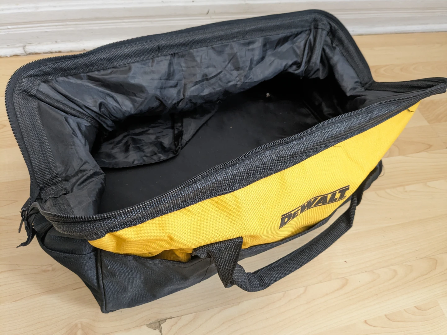24" DeWalt Multi Pockets Large Contractor Bag - photo 2