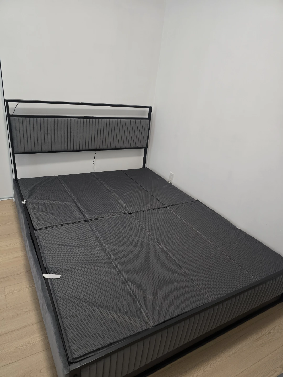 Queen/Full Bed frame+Support board , used only 1 month