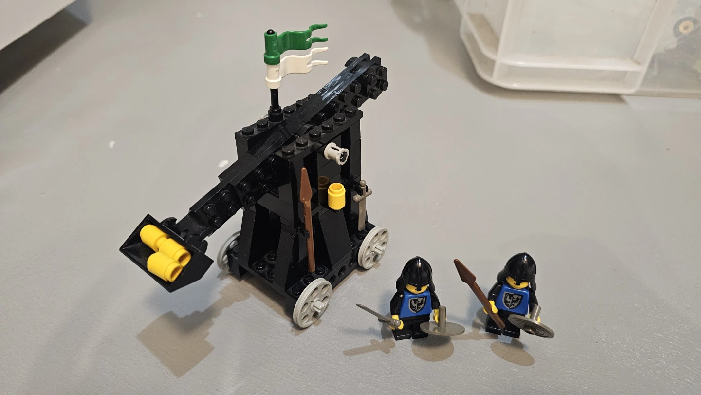 Vintage LEGO Castle 6030 Black Falcons Catapult - photo 3