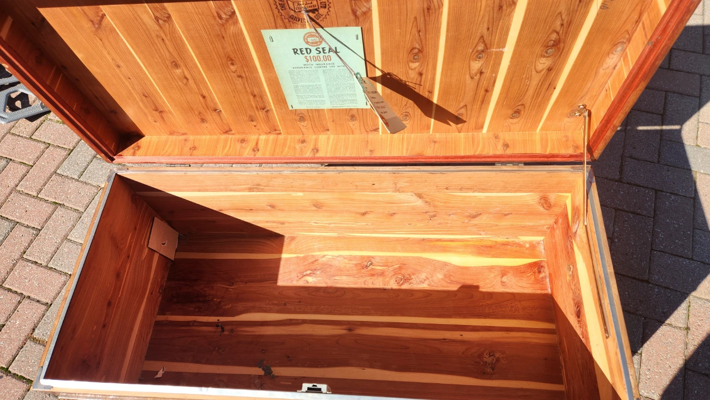 Honderich Furniture Co. Cedar Chest - photo 3