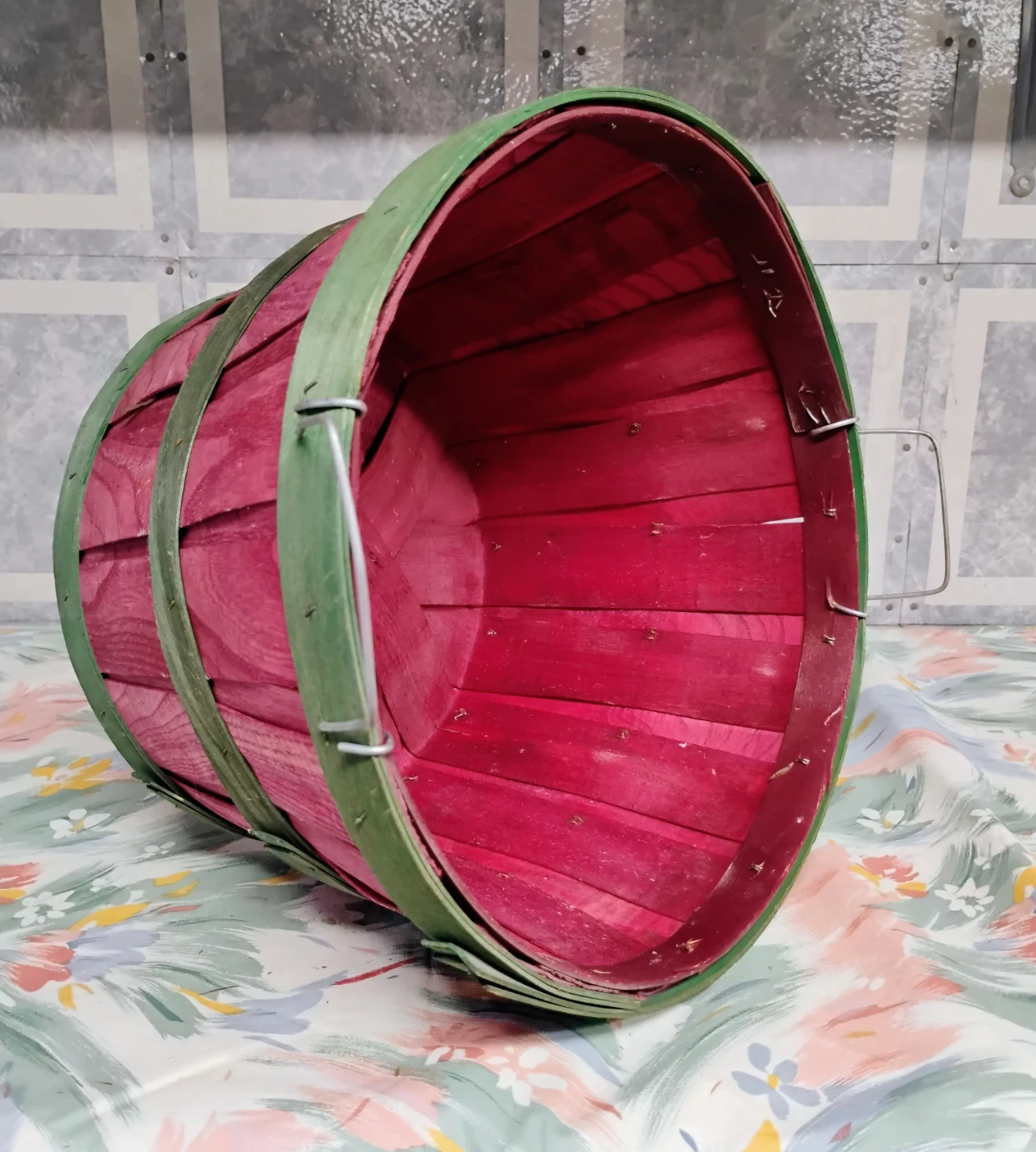 1/2 BUSHEL SIZE RED BASKET WITH GREEN TRIM - photo 3