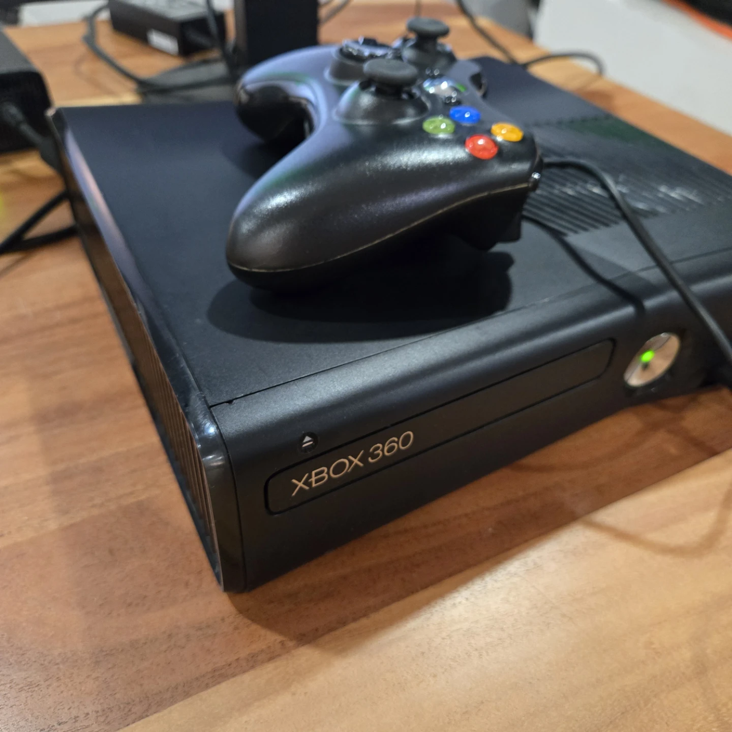 Xbox 360 S console. 4gb storage. wired controller, power cables. - photo 3
