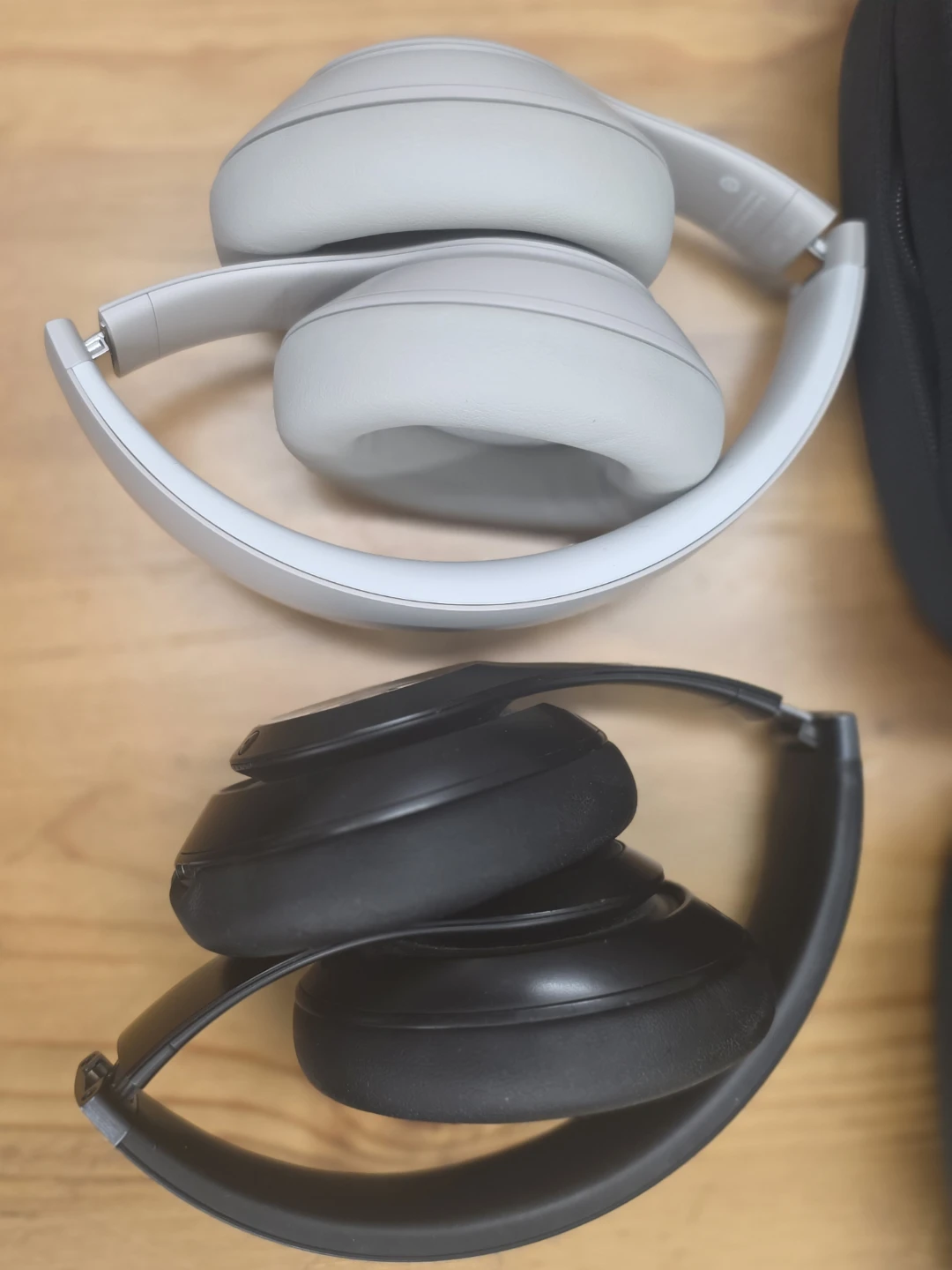 Beats Studio Pro Wireless Headphones – Black & White - photo 2