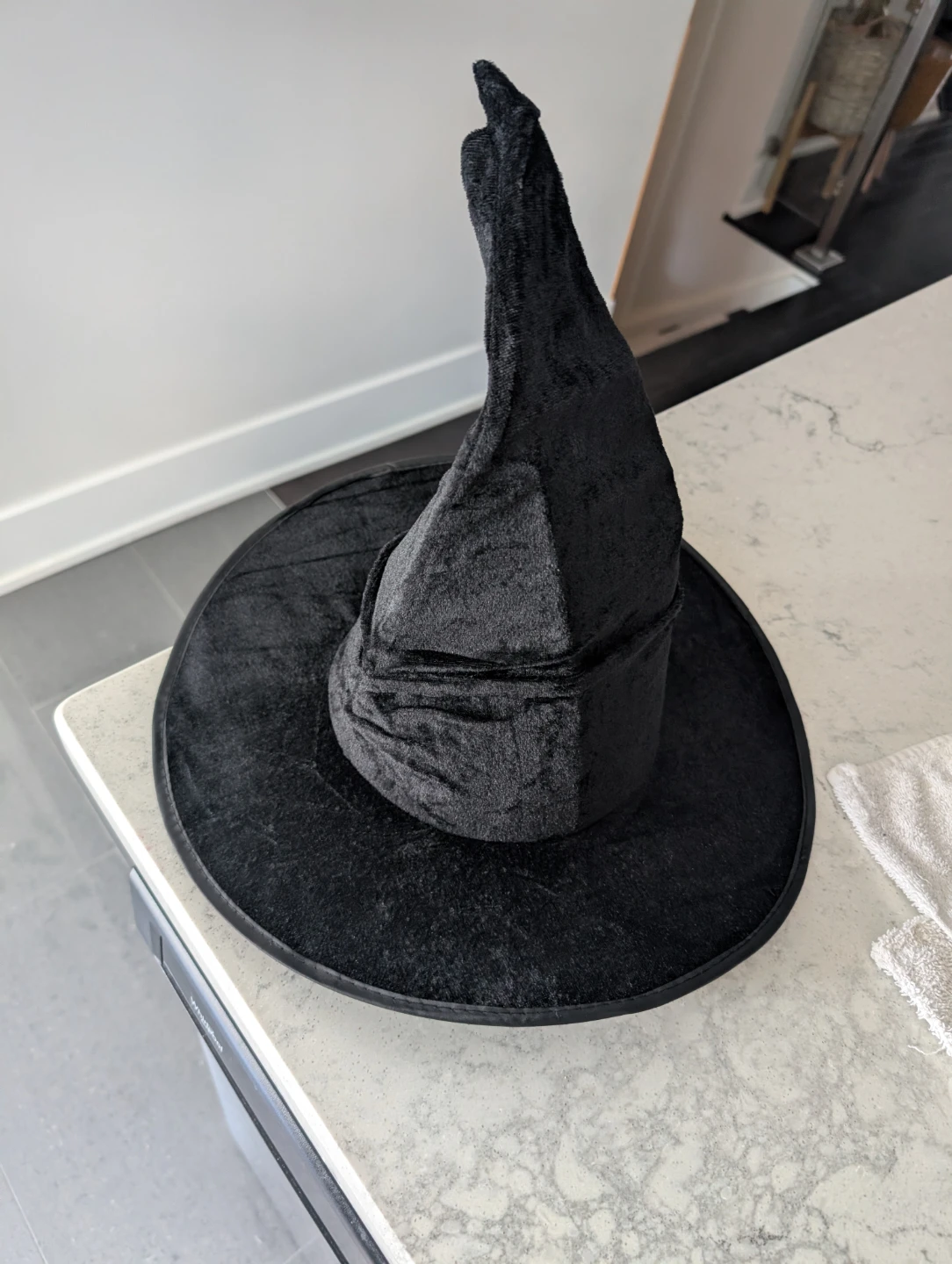 Black velvet-style witch hat - photo 2