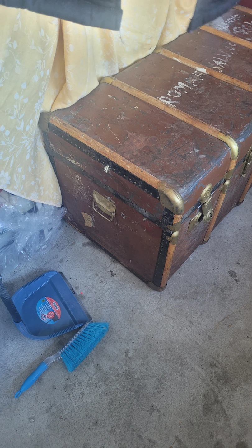Old antique chest - photo 3
