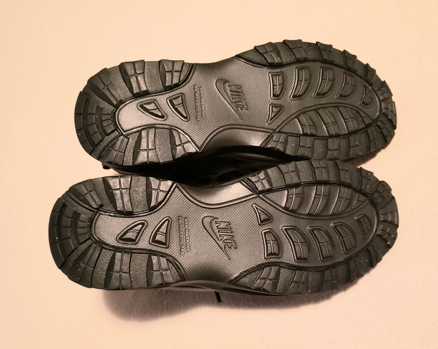 Brand New Kids Size 2.5Y Nike Black Mid-Top Sneakers $30 - photo 4