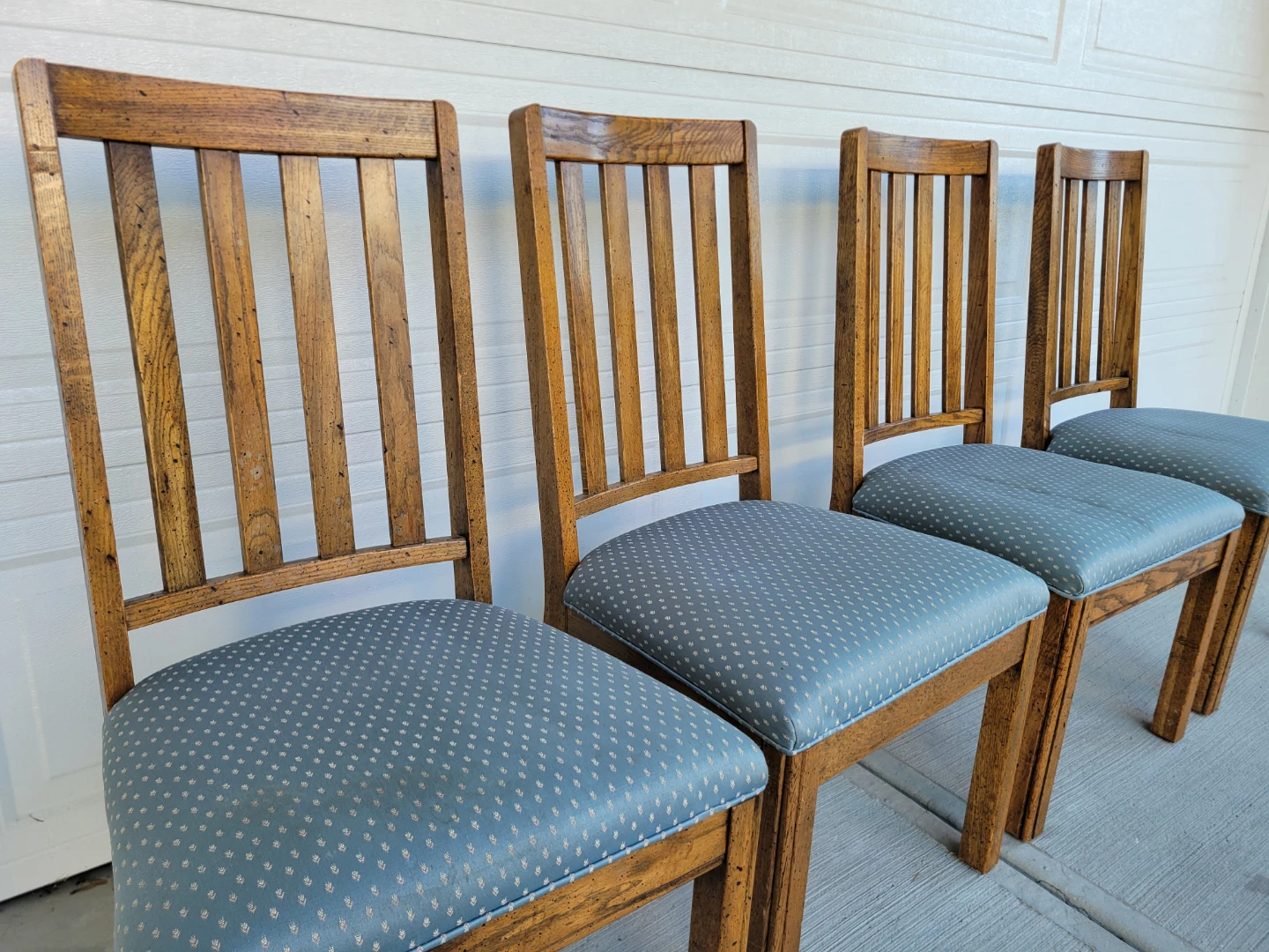 Beautiful Set of 4 Solid Oak Mission Style Dining Chairs. - photo 4