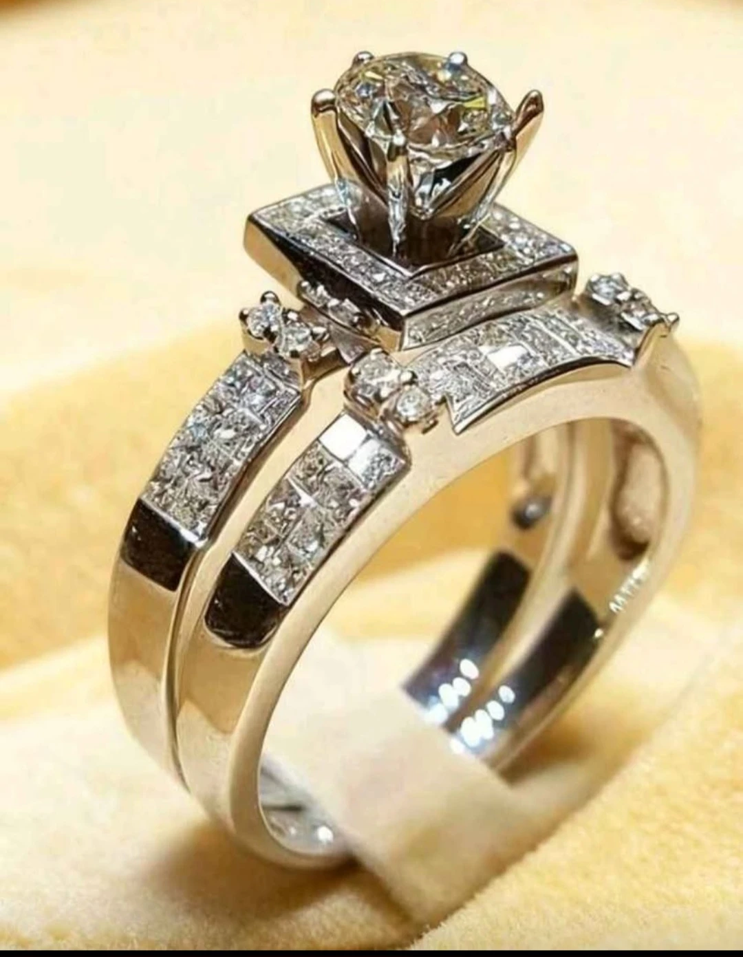 Fashioned 2pc Ring Set.