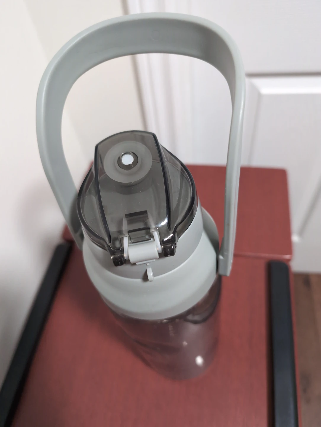 Grey plastic water bottle with carry handle - photo 3