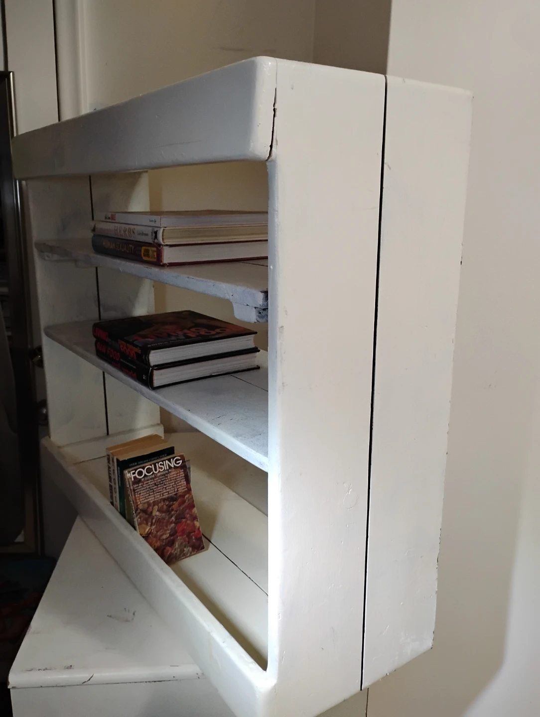 White Wooden bookshelf Shelf - photo 3