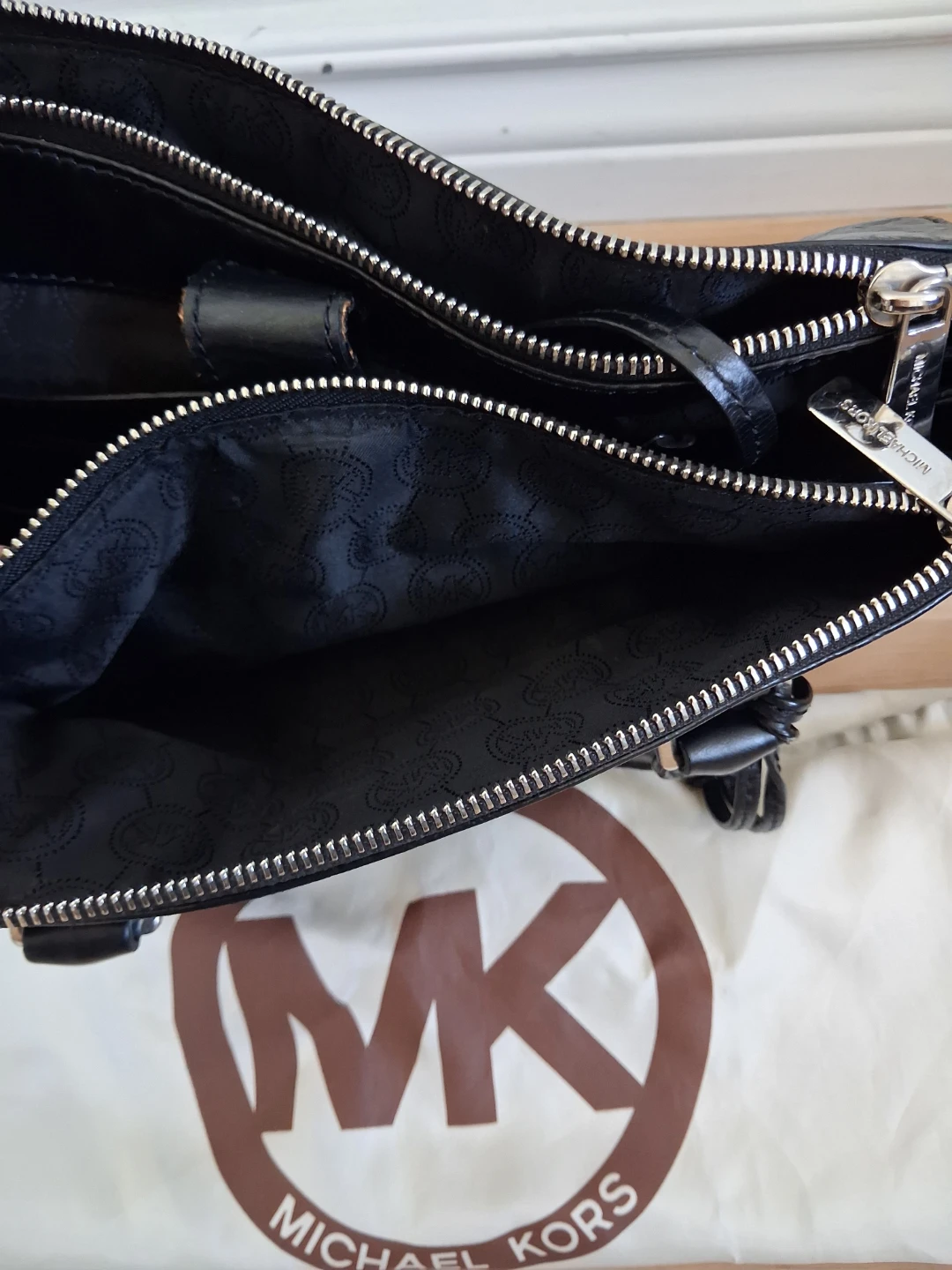 Michael Kors Black Leather Handbag - photo 2