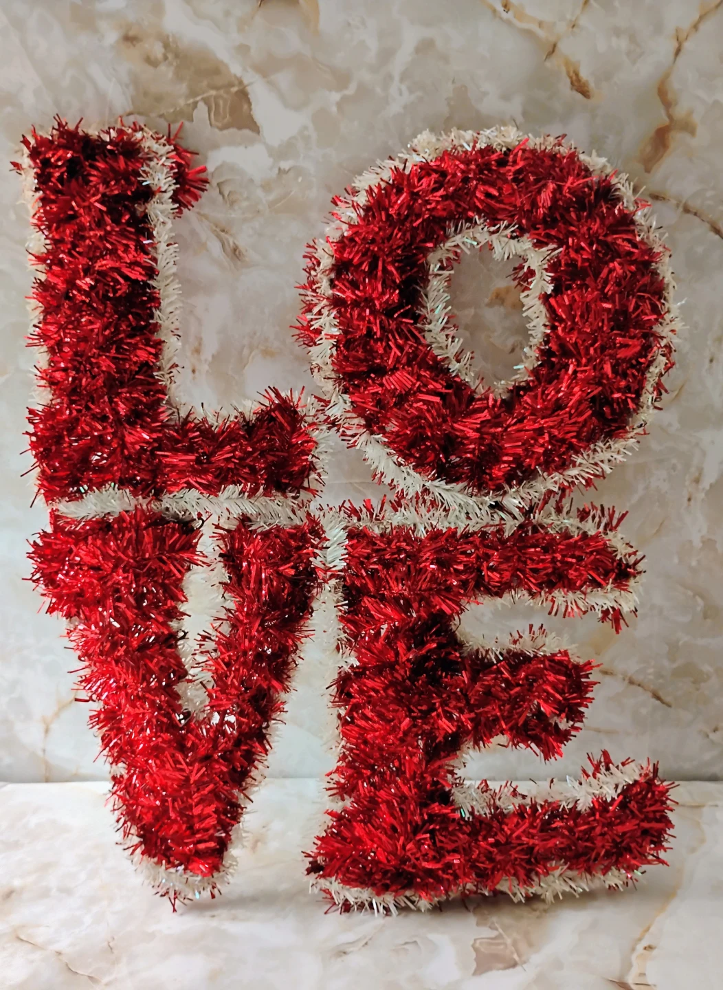 SPARKLING TINSEL “LOVE” HANGING DÉCOR