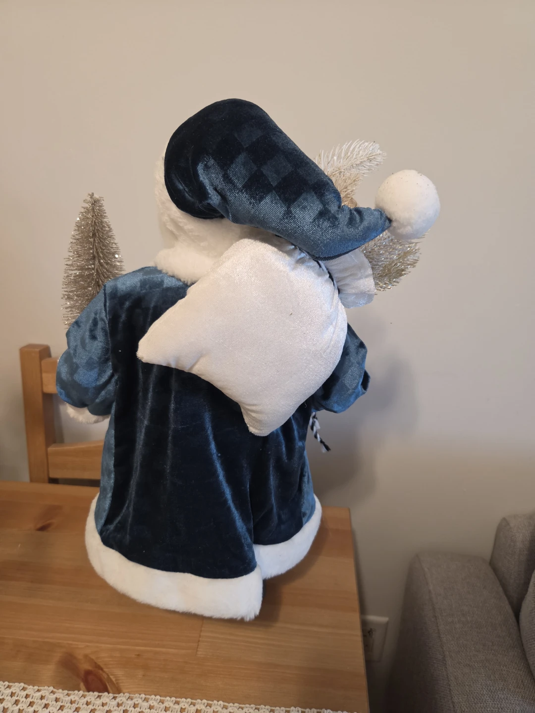 Blue and White Decorative Santa Claus Figurine - photo 3