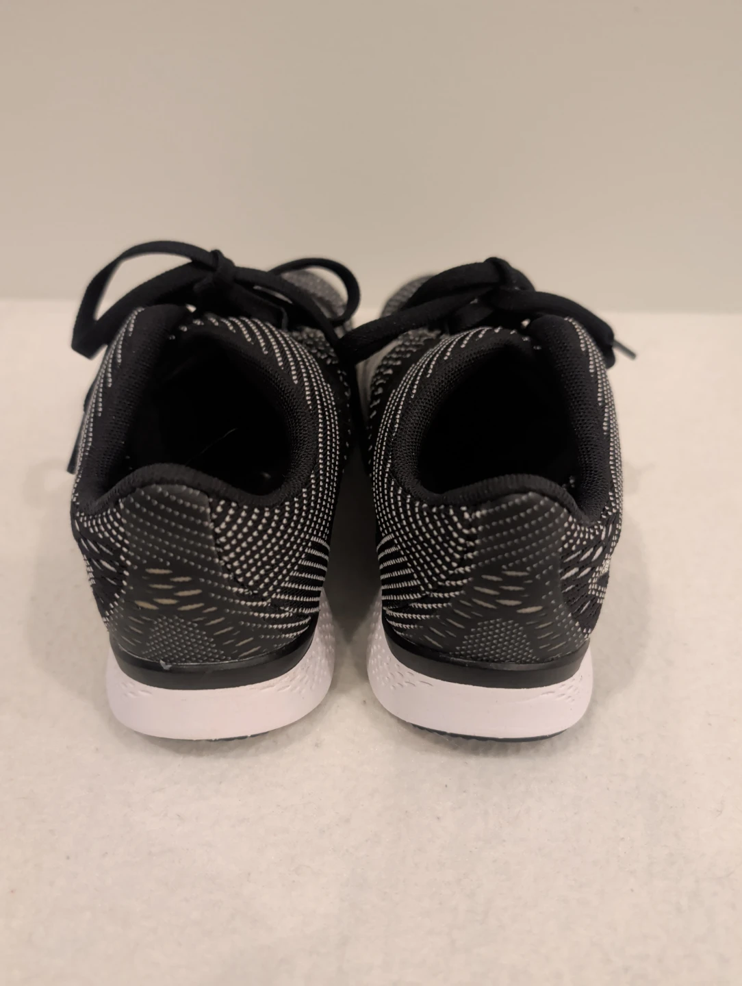 New Balance Size 8 Women's Runners (Like New - Indoors Only) - photo 5