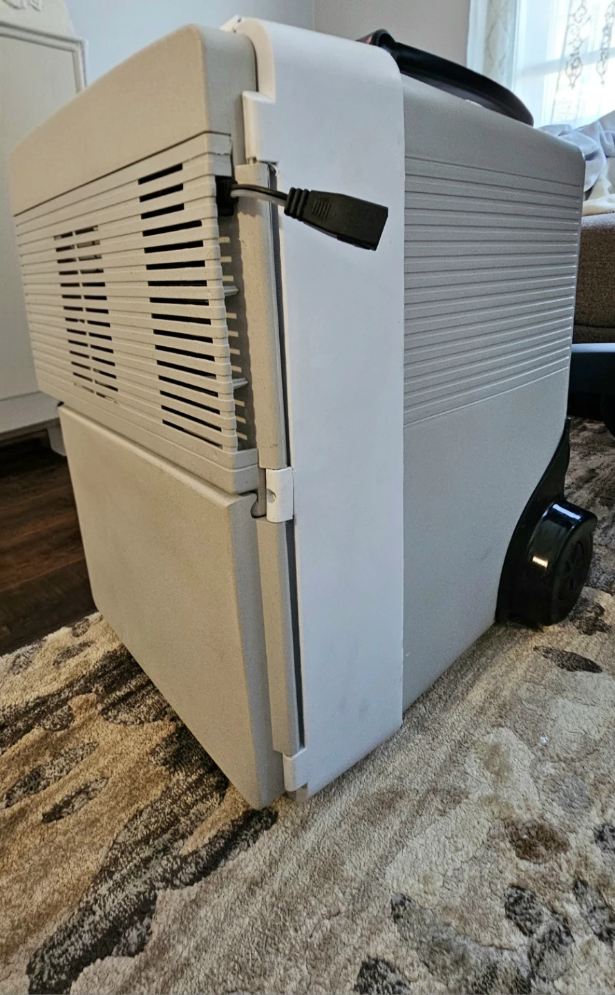 Koolatron 12V Wheeled Cooler/Warmer - photo 2