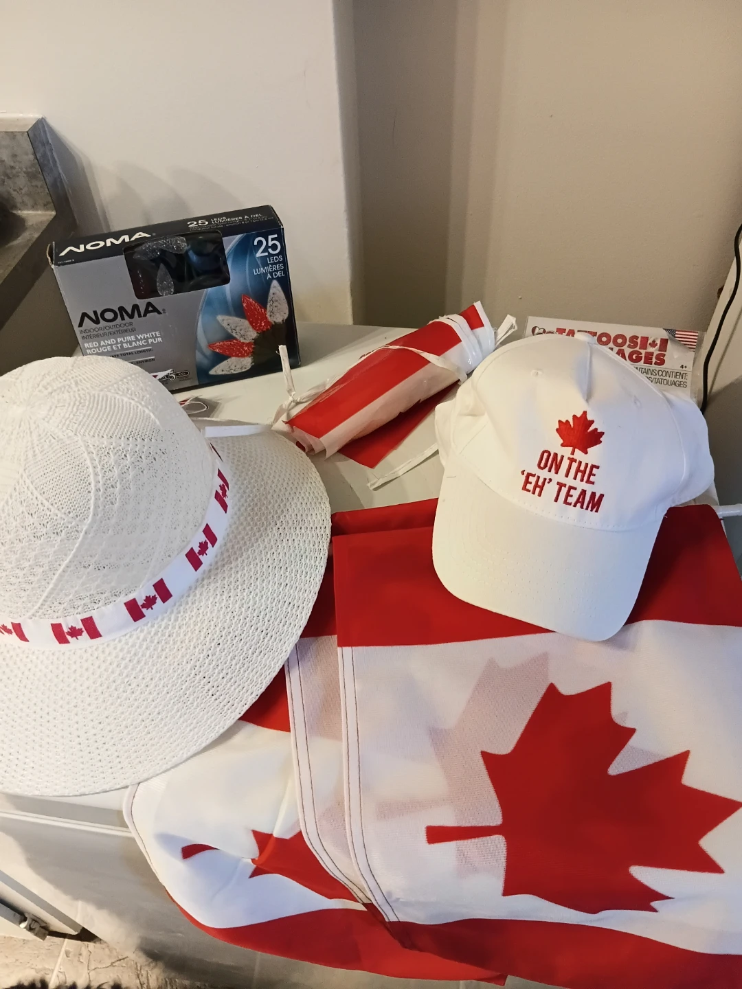 Canada  Bundle: Hat, Flags and Lights