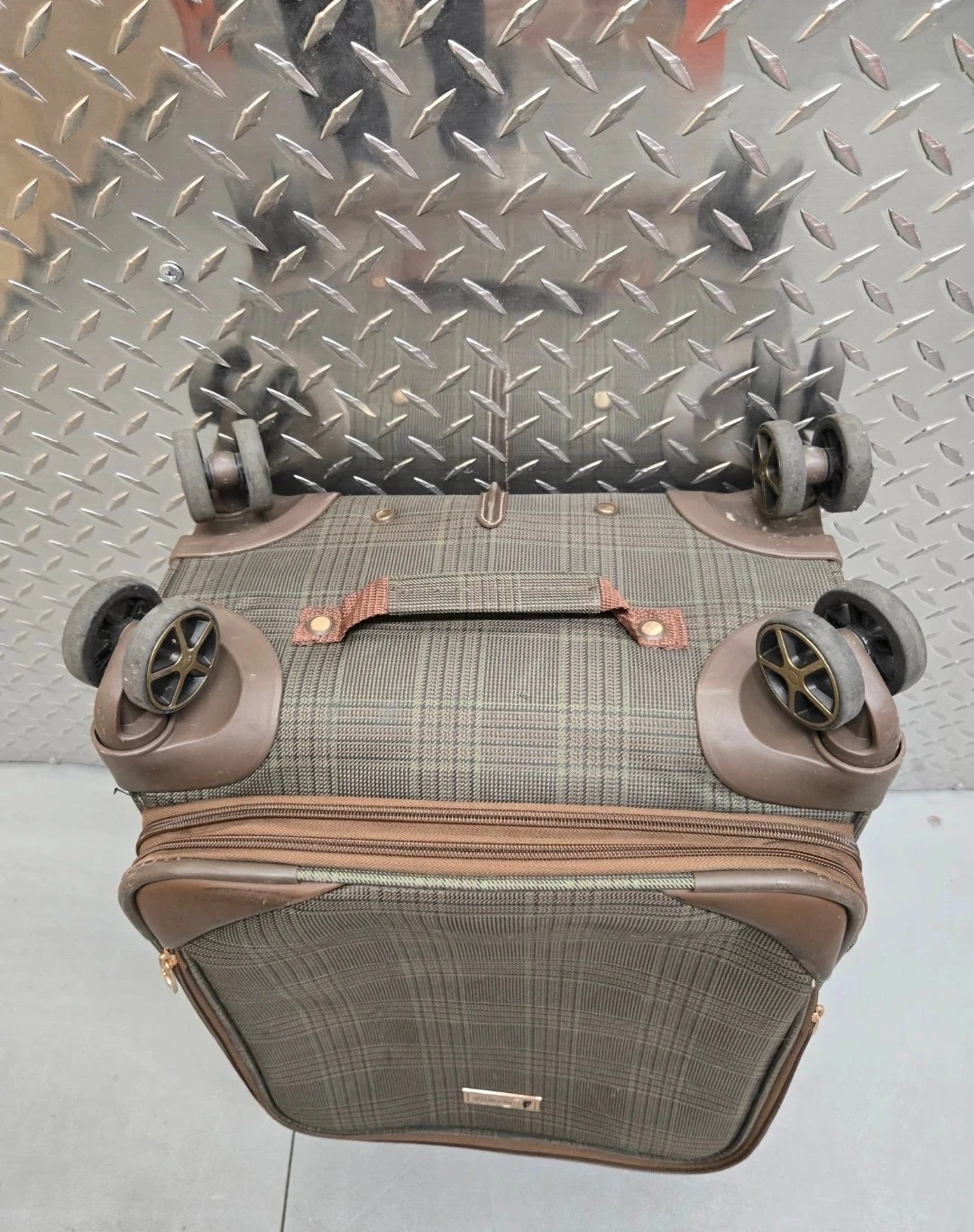 London Fog Devonshire 21in Expandable 8 Wheel Spinner Suitcase - photo 2
