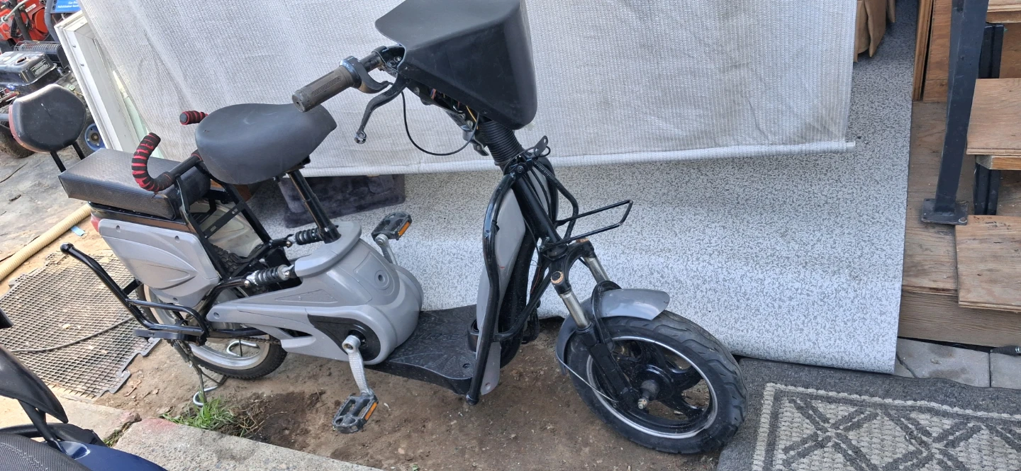 Electric Scooter with Pedals