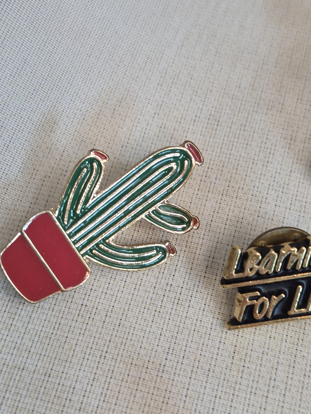 Mix Lot of 7 Pins - photo 4