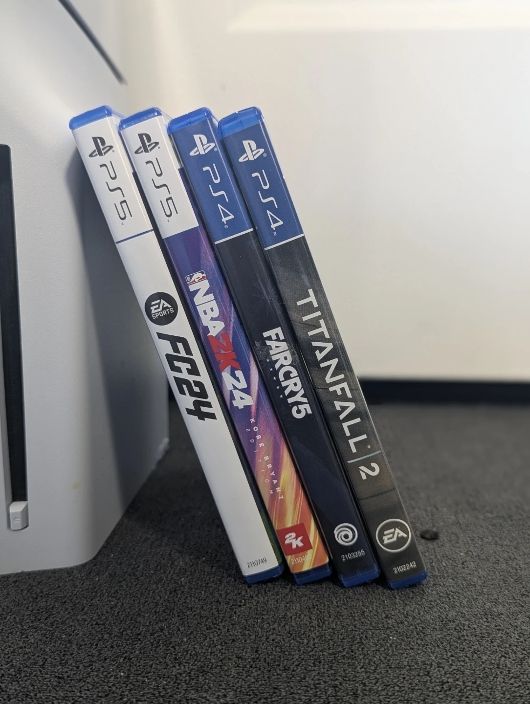 PlayStation 5 slim 1TB with 2 controllers and games - photo 3