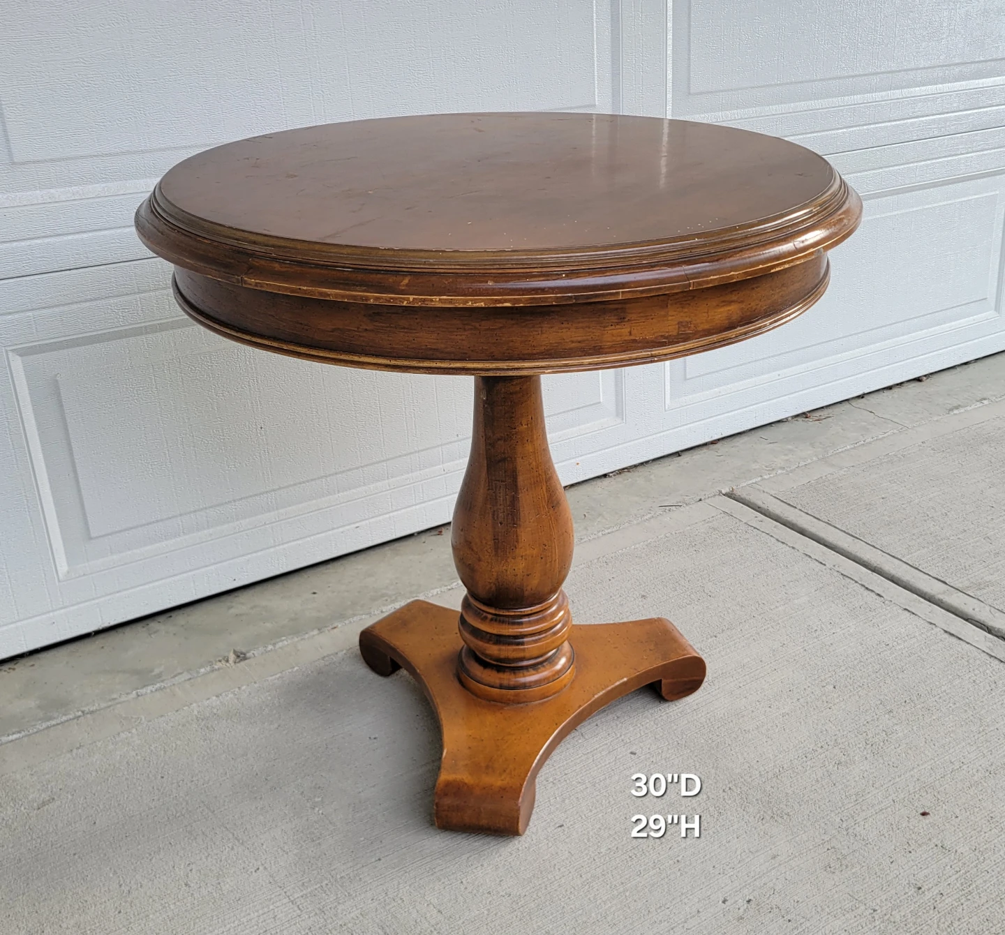 Beautiful Vintage Traditional Wooden Pedestal Accent Table.