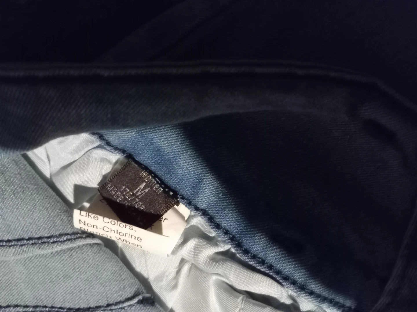 Light wash high-waisted denim jeans - photo 3