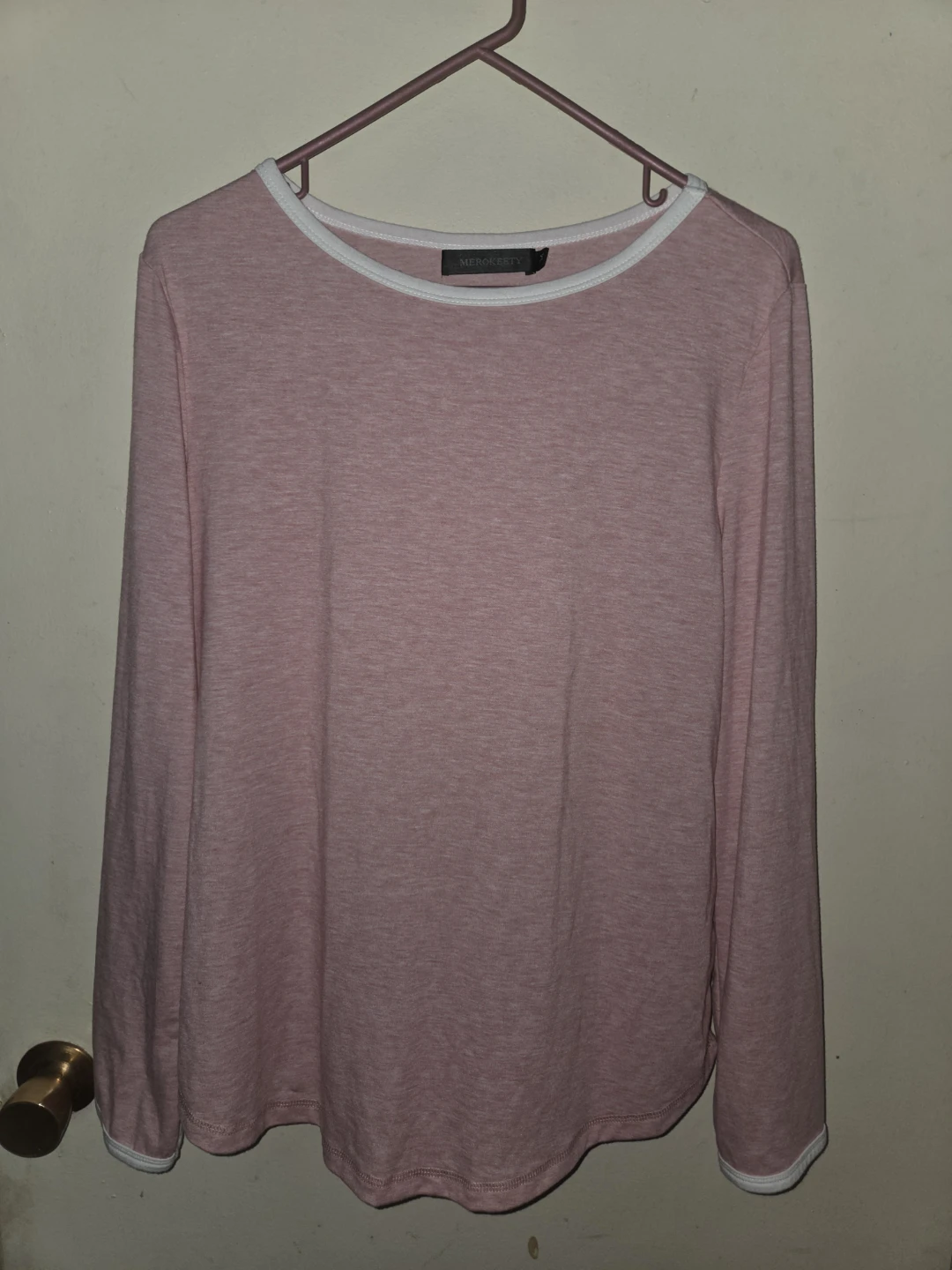 Merokeety Long-Sleeved Top W/ Neck & Cuff Trim in a Ladies M