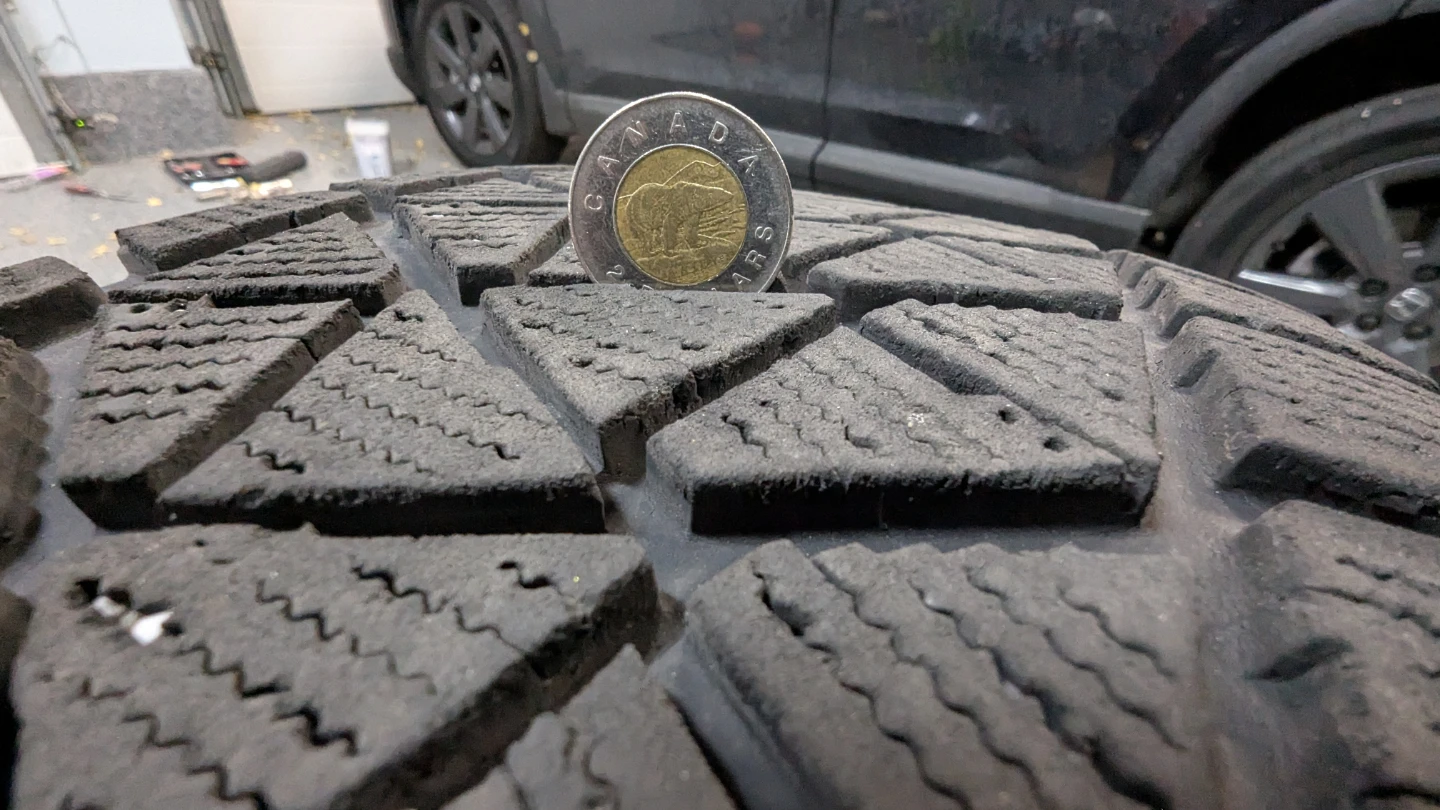Set of 4 Bridgestone Blizzak DM-V2 Winter Tires - photo 2