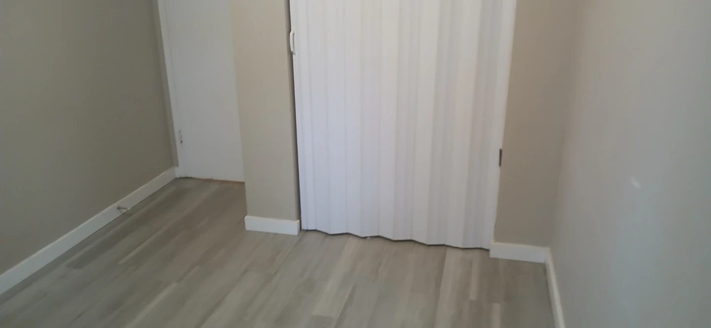 Bright & clean Room for rent- Near Belvedere Transit Centre - photo 4