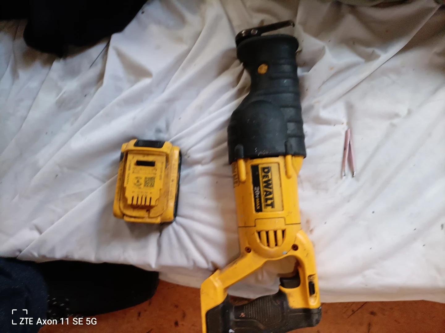 DEWALT 20V MAX Reciprocating Saw with 5Ah Battery - photo 2
