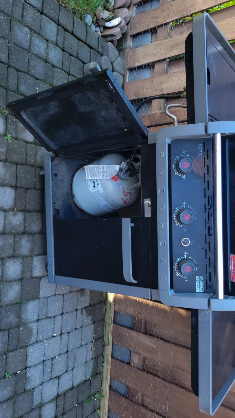Coleman Even-Heat 3-Burner Gas Grill WITH  PROPANE - photo 2