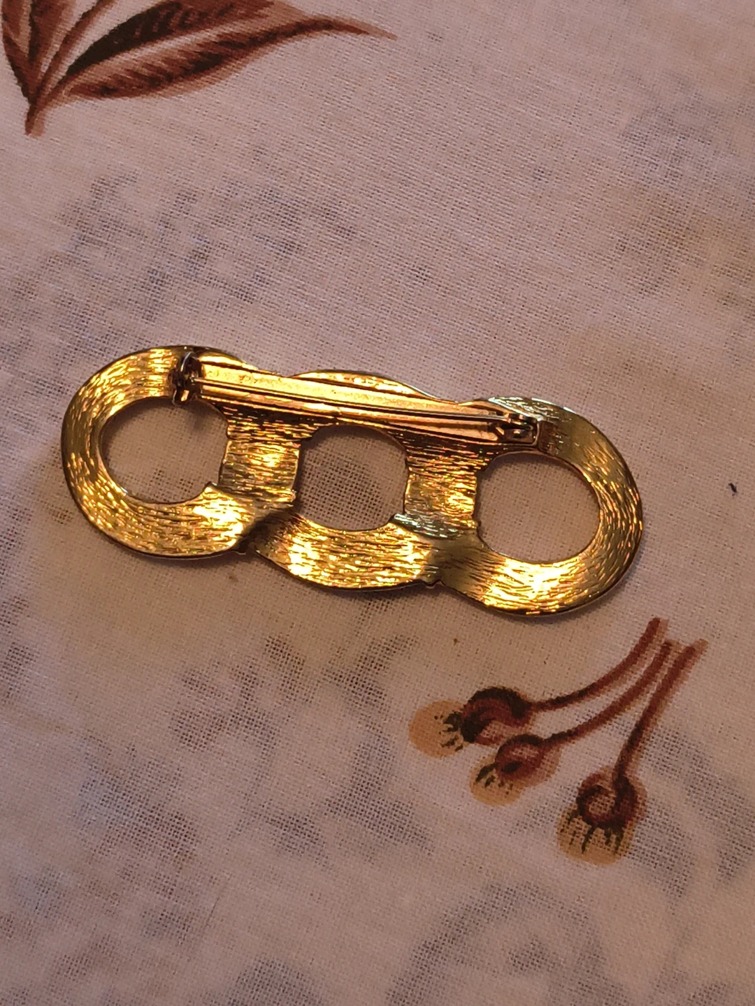 Gold-Tone Three-Link Brooch - photo 2