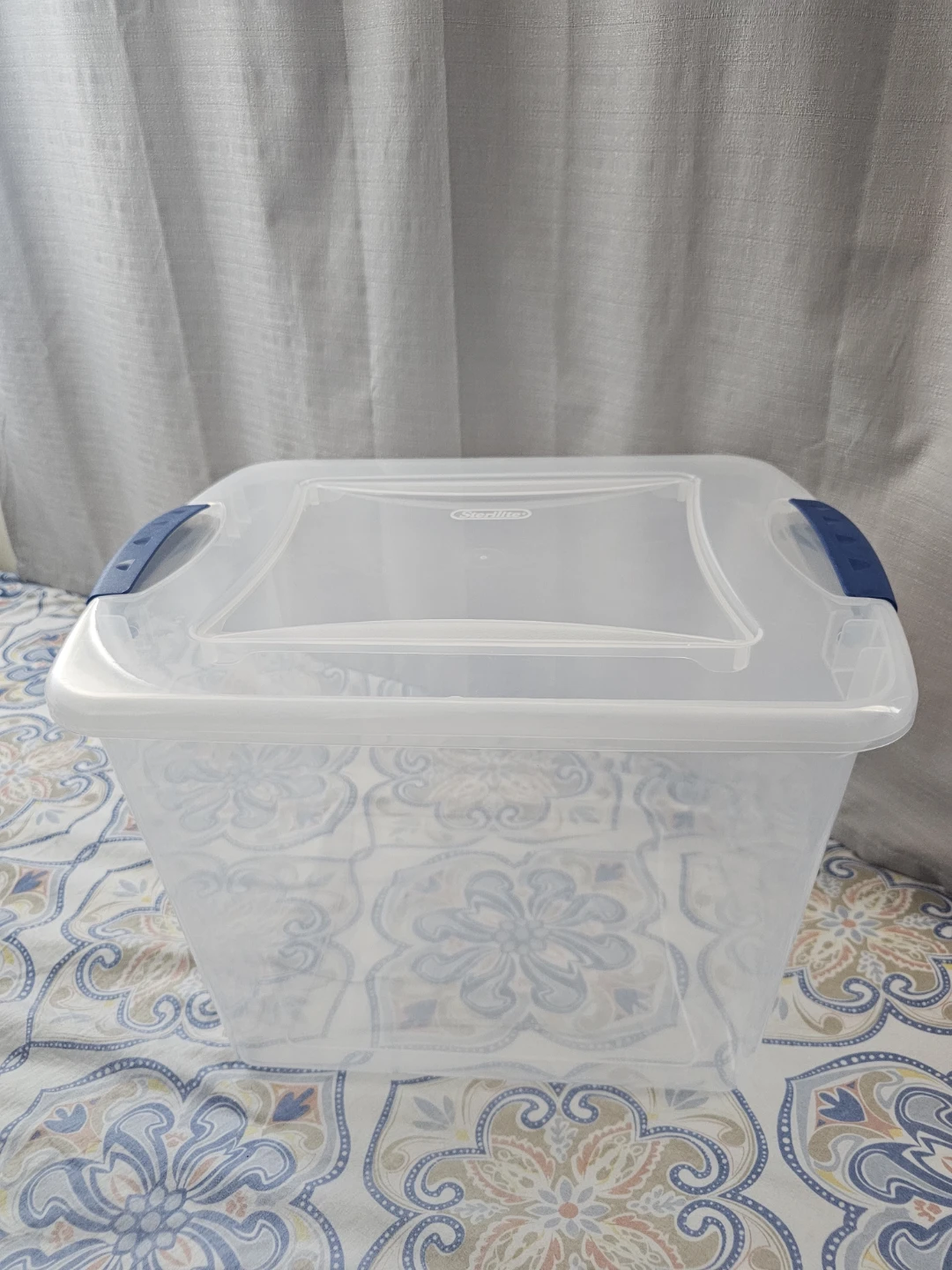Sterilite 26 L Hatch Storage Box, Blue
