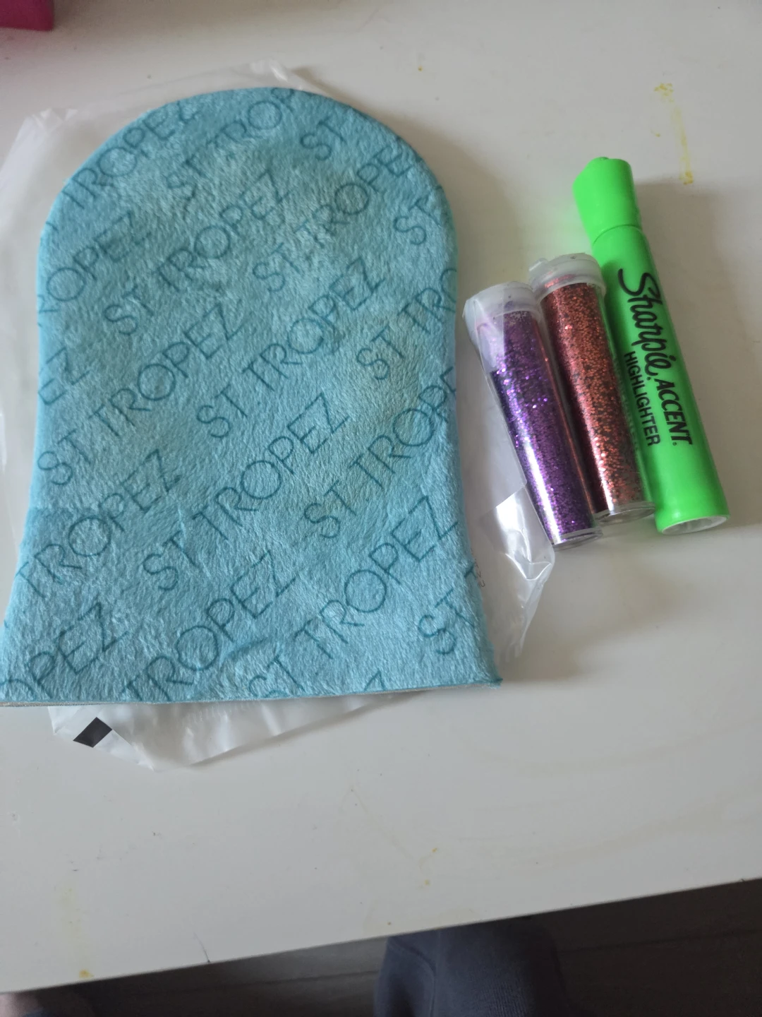 St. Tropez tanning mitt and glitter tubes - photo 5