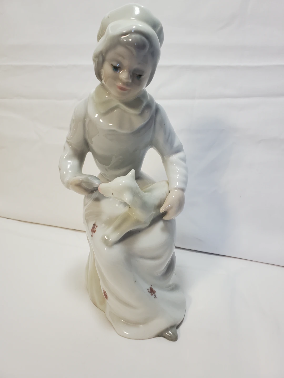 Tengra Lladro  Spanish Made  Porcelain woman With Lamb figurine - photo 2