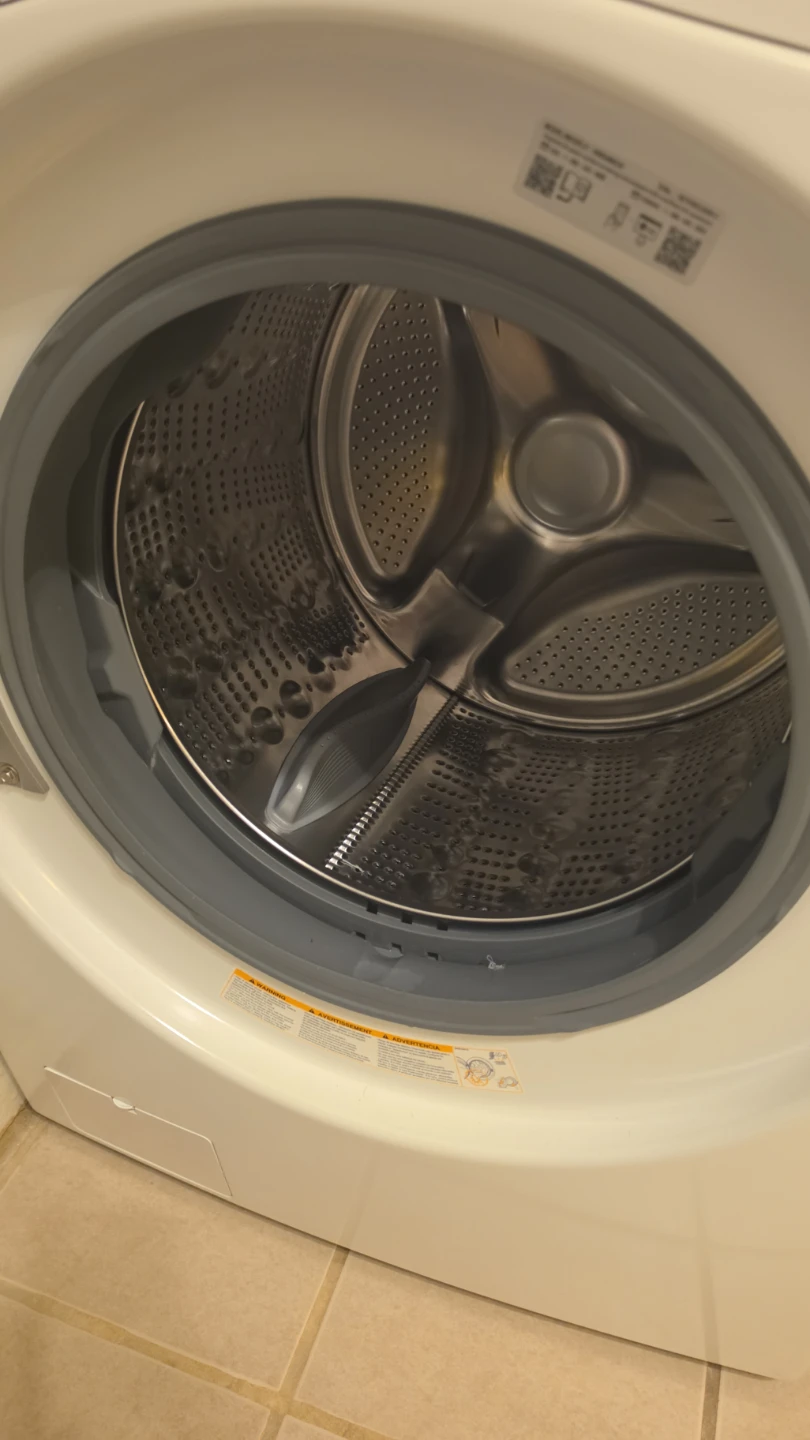 LG Stacked Washer and gas Dryer Set - photo 2