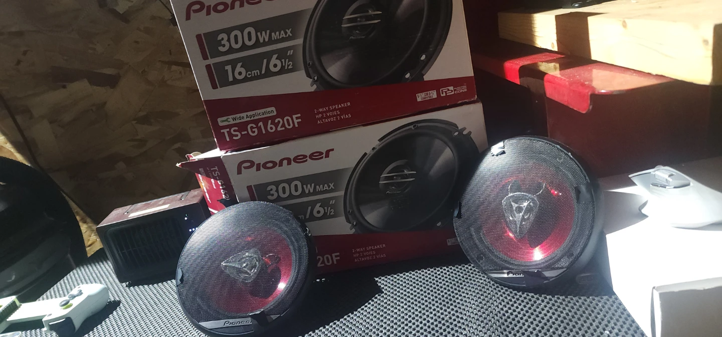 Pioneer 2 way speaker 16cm 300w & boss audio system