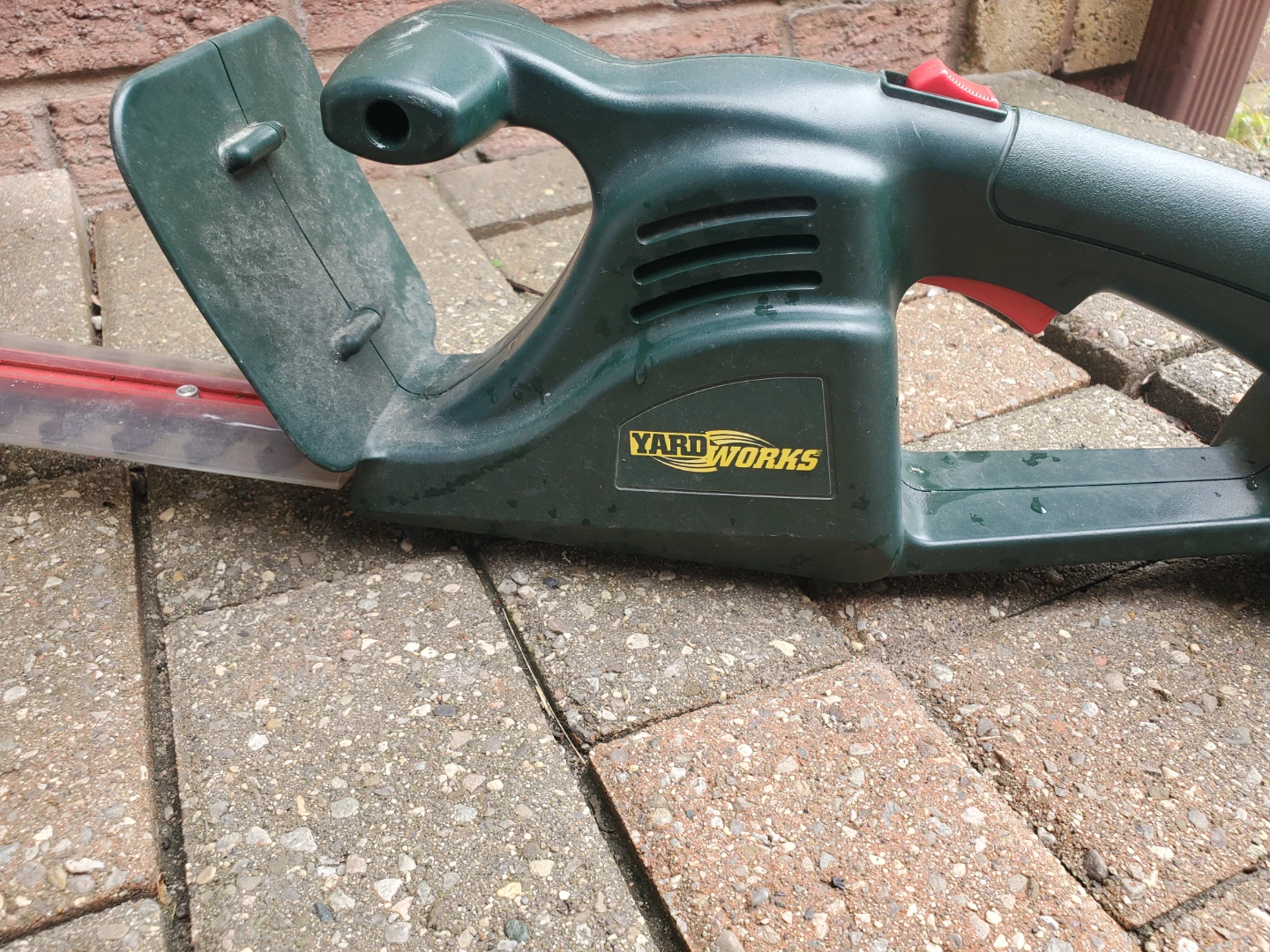 Yardworks Cordless Hedge Trimmer - photo 2