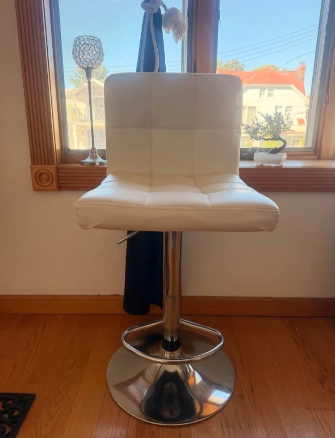 Free Set of 4 adjustable baar stools White Swivel Bar Stools - photo 3