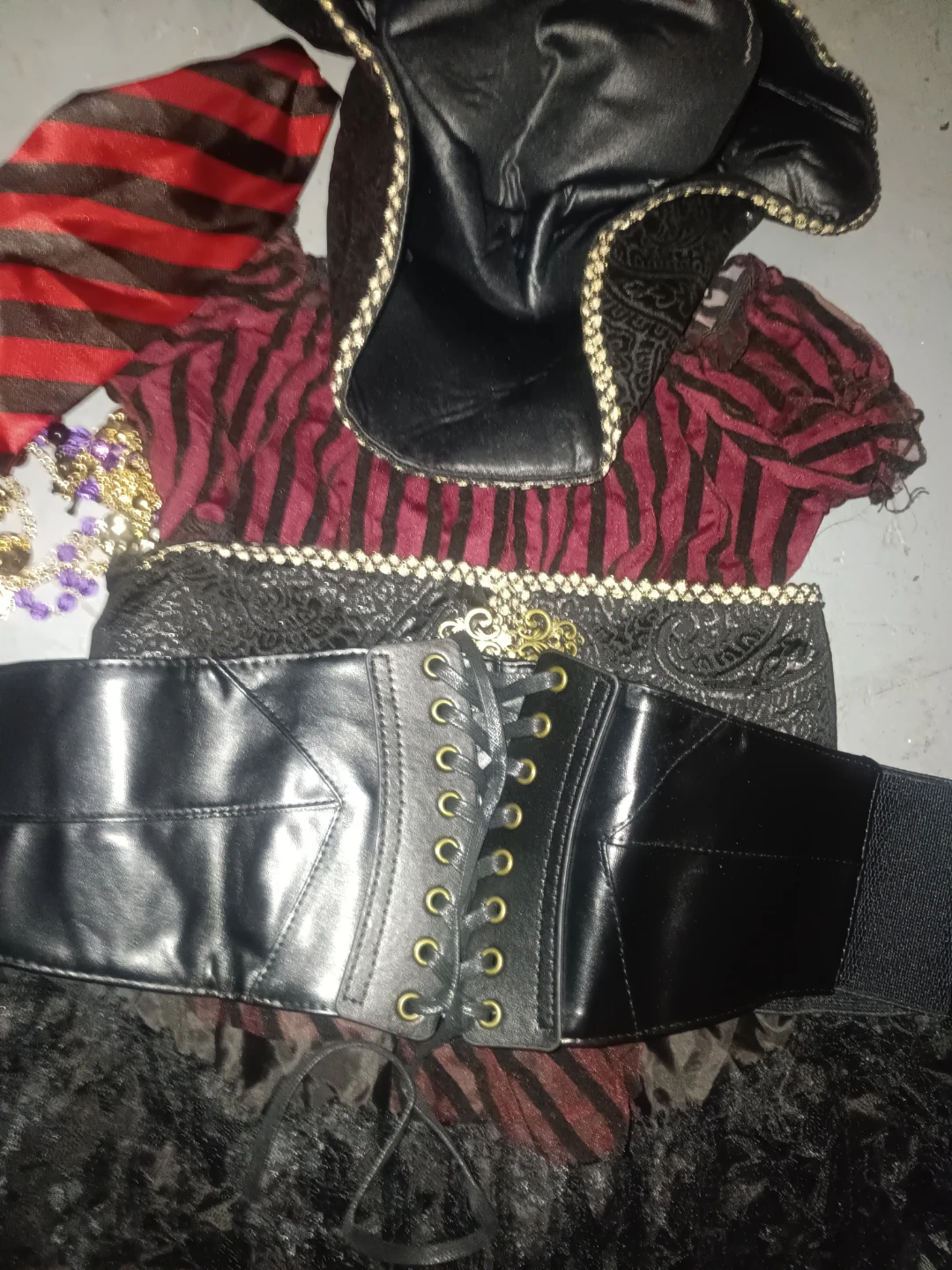 Spirit Halloween Pirate Costume - photo 2