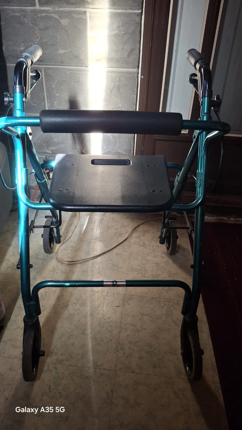 Drive Medical 4200DX Four Wheel Rollator Walker