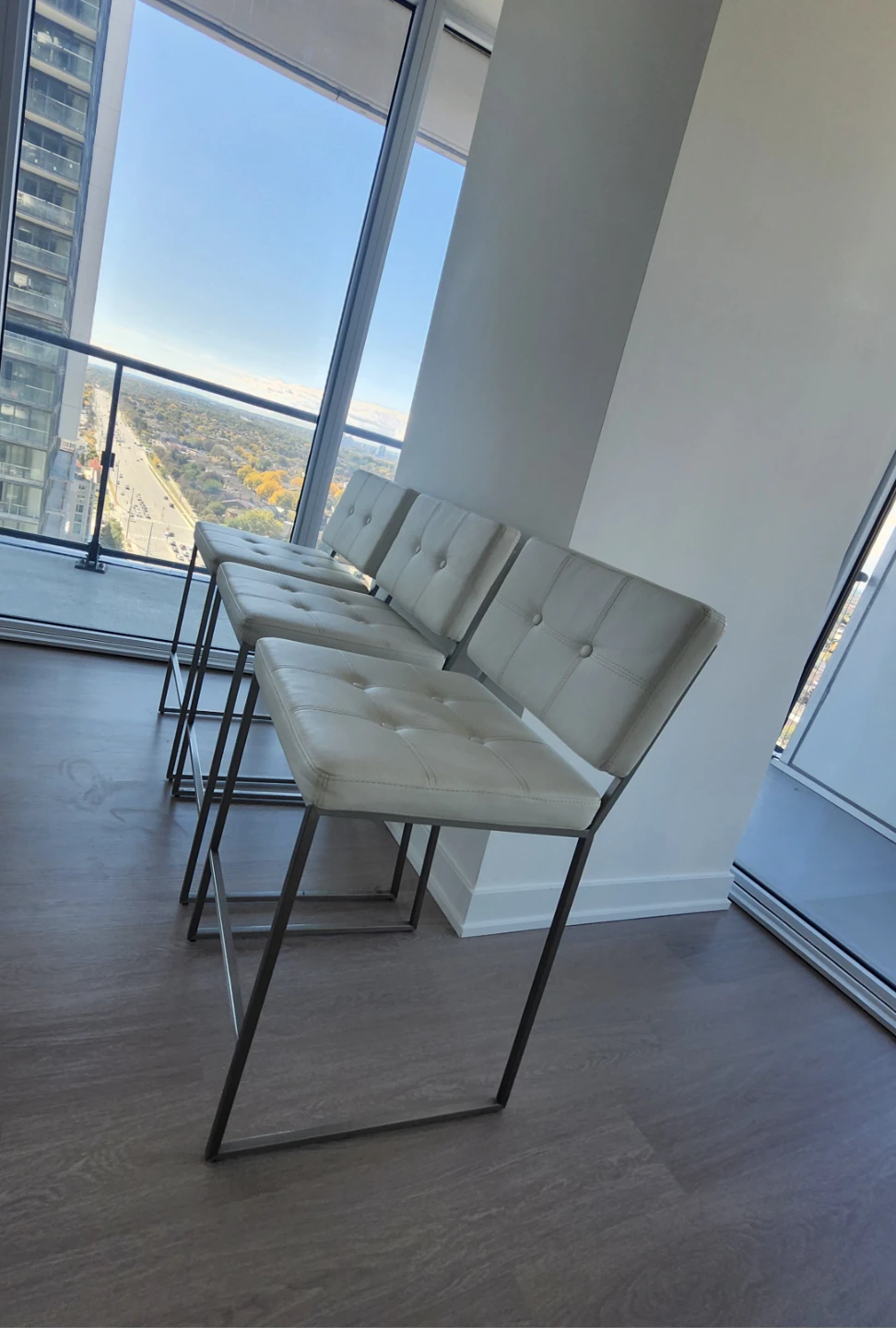 Set of 3 Structube Bar Stools - photo 2
