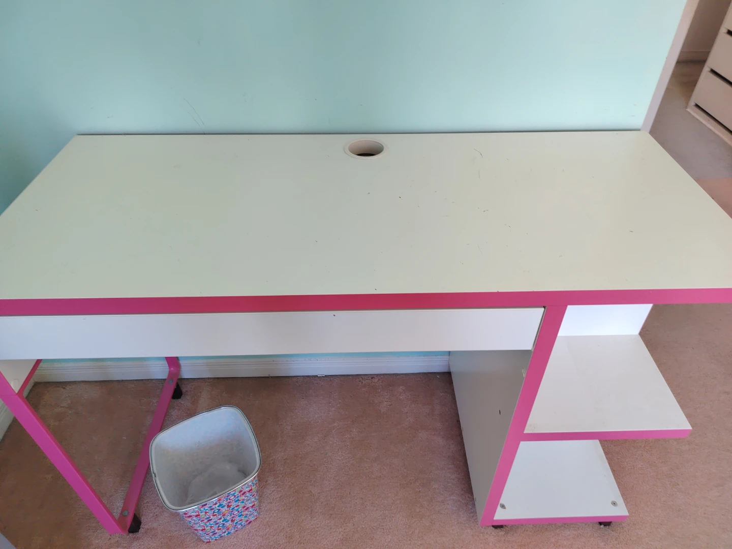 White and pink desk - photo 2
