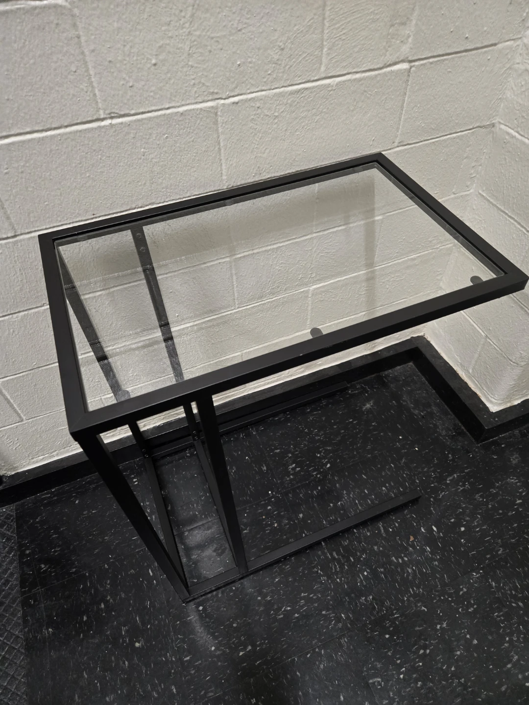 Modern Black Metal C-Shaped Glass Top Side End Table - photo 2