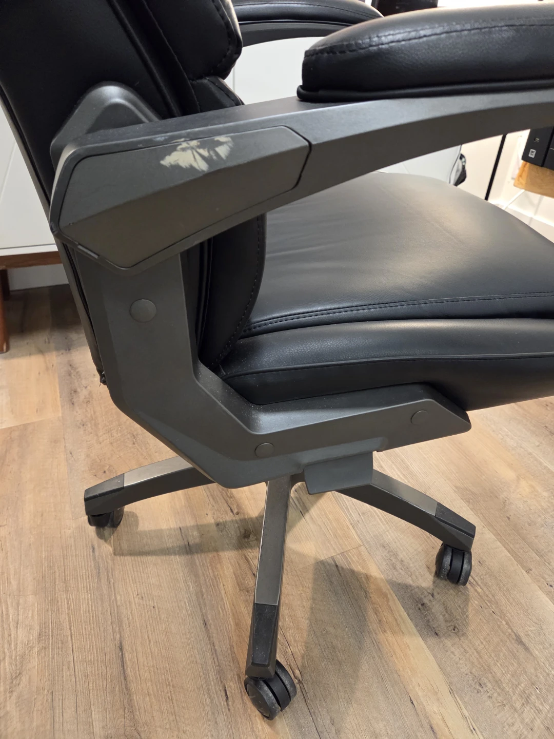 LazBoy Manager Chair - photo 3