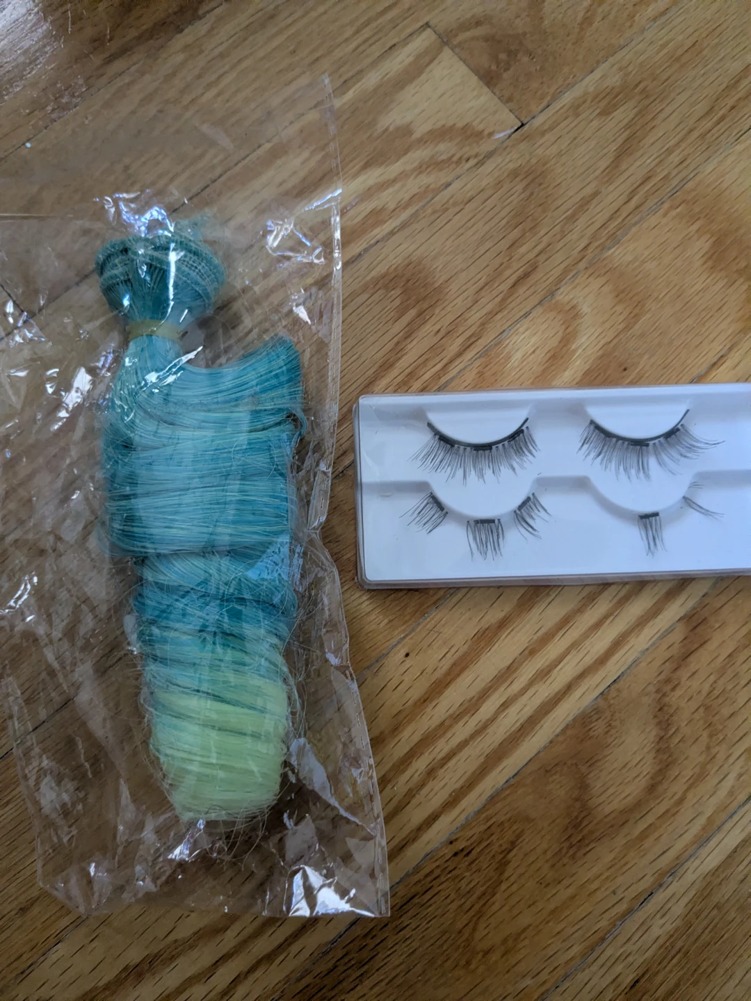 Costume Accessories Blue Green Hair Extensions and Lashes