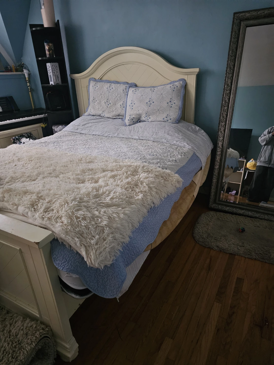 Cream-coloured wooden bed - photo 2