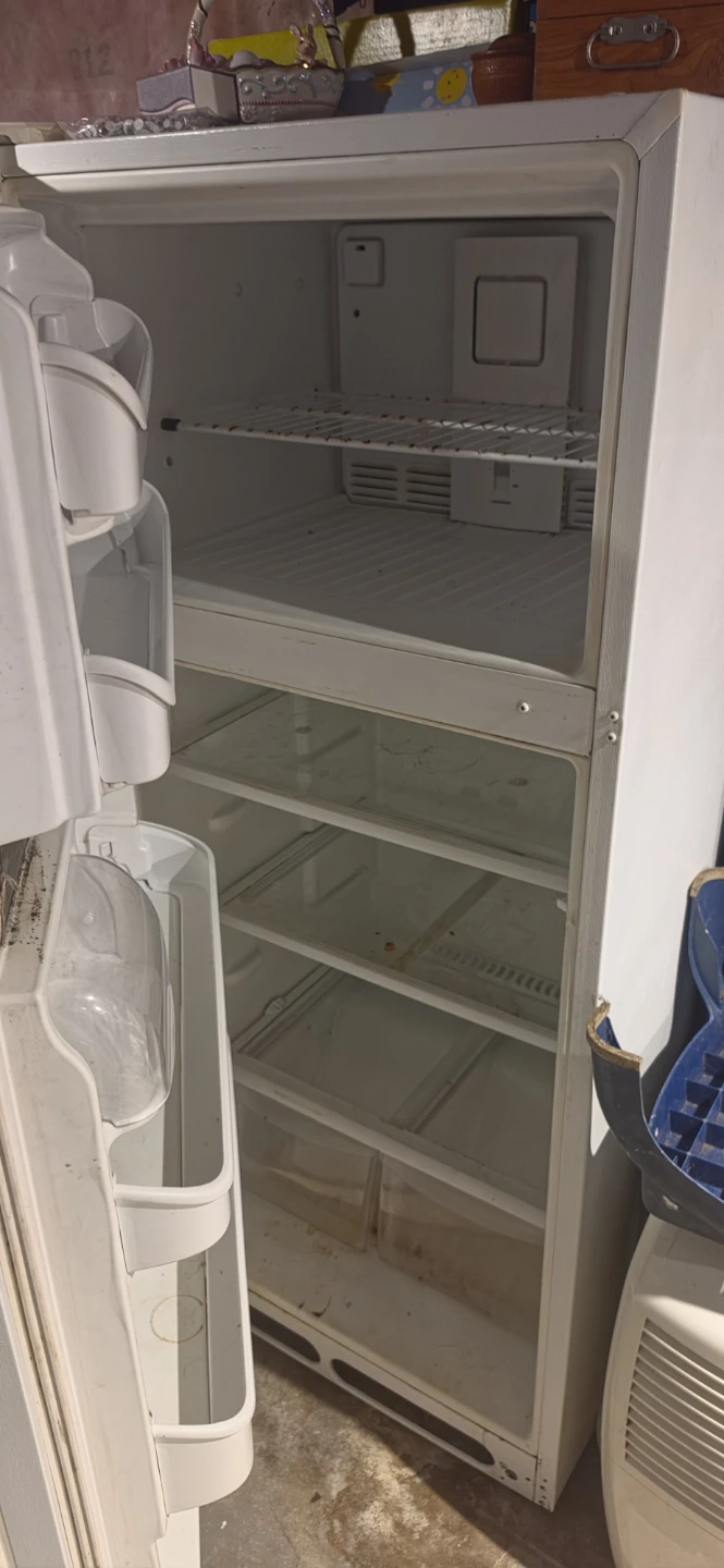 White Top-Freezer Refrigerator - photo 2